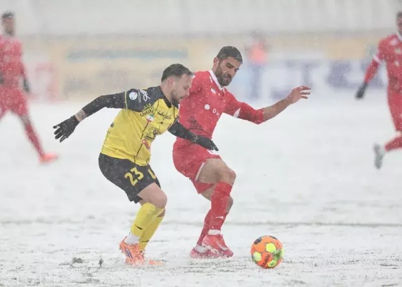 هراس جمهوری اسلامی از استادیوم‌ها؛ پرسپولیس-سپاهان، بدون حضور تماشاگر، در برف سنگین تهران