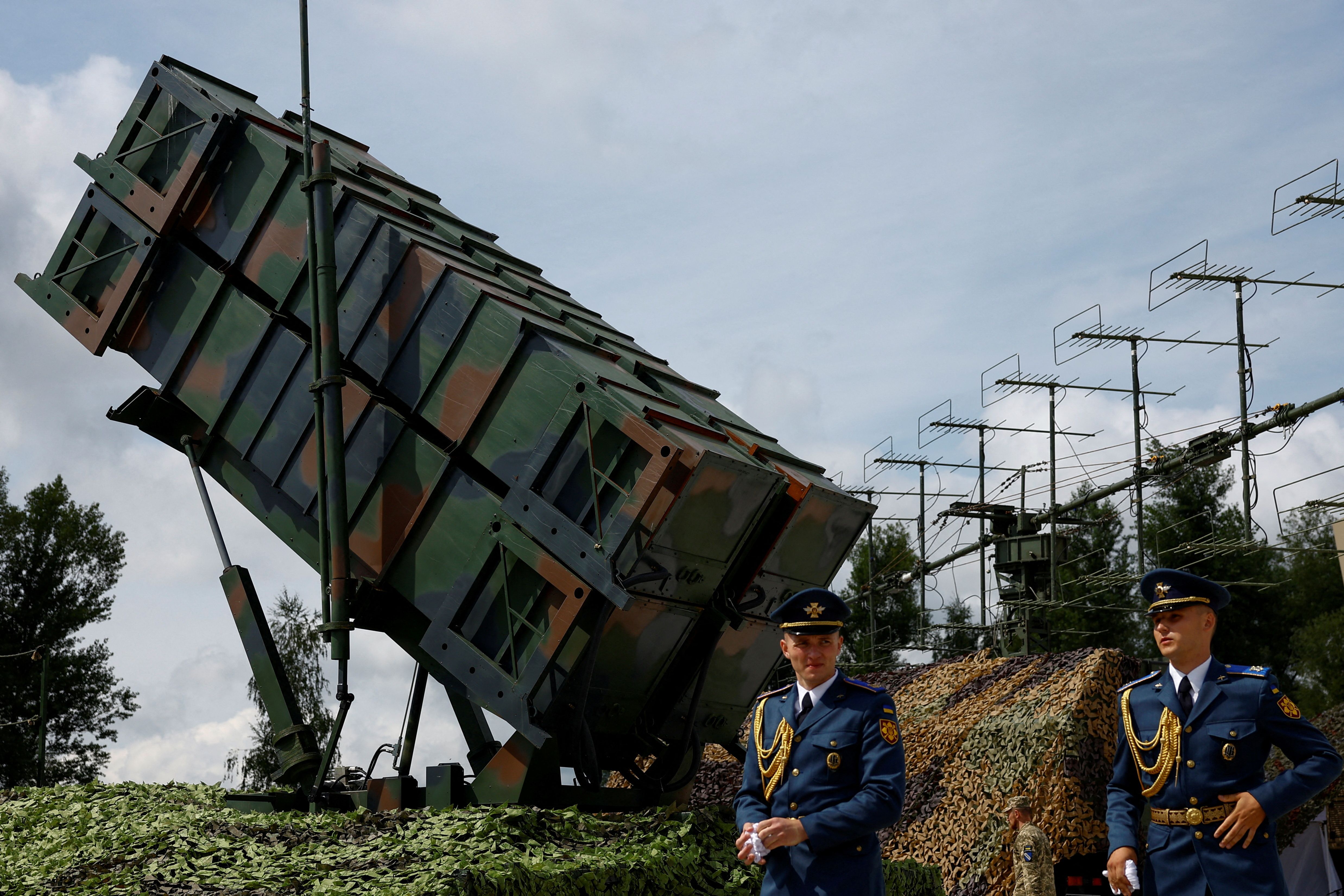 نیروهای اوکراین در کنار پرتابگر سیستم دفاع هوایی پاتریوت  
