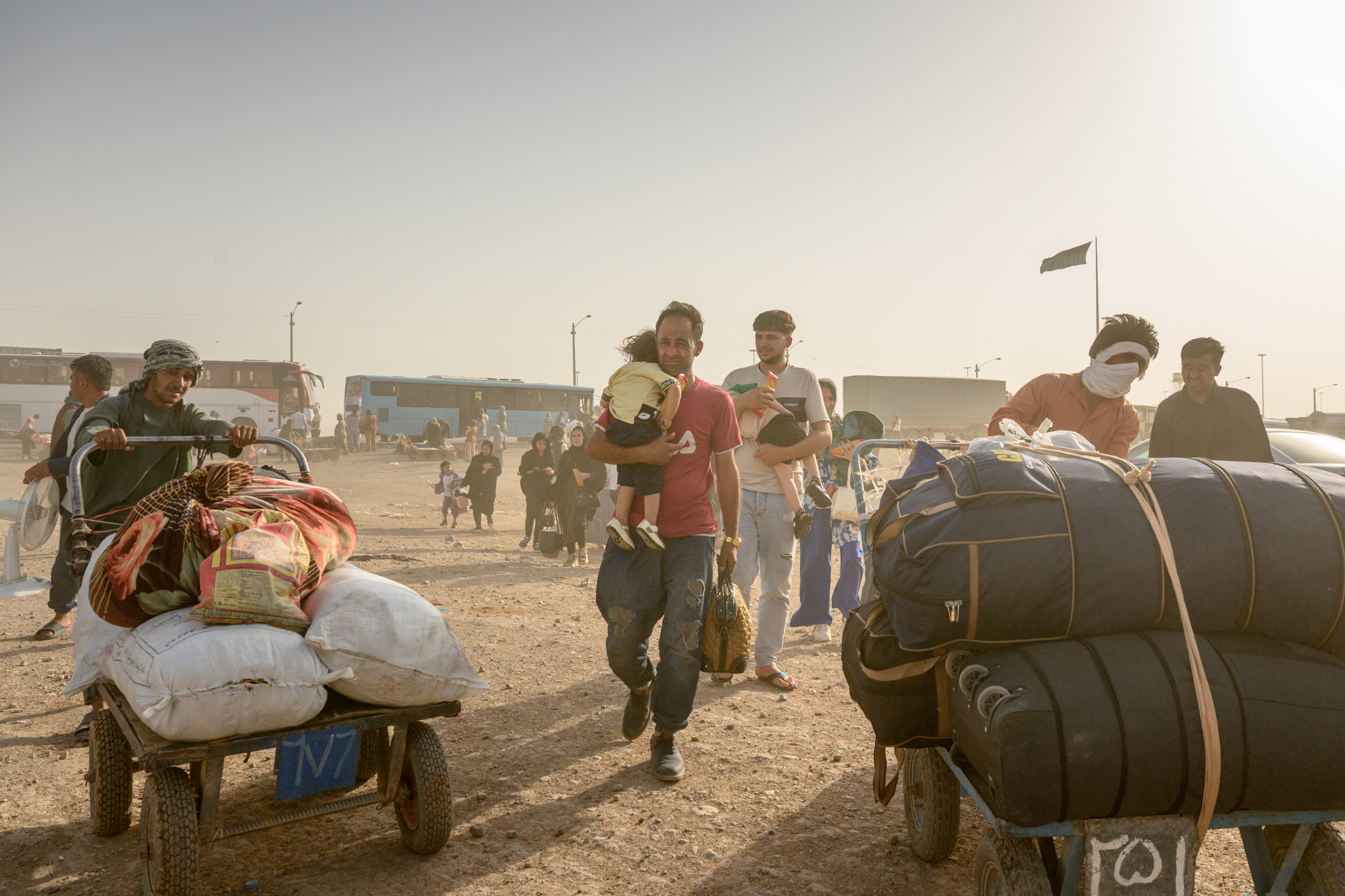"العفو الدولية": طهران ترحّل الأفغان قسريا بملابسهم