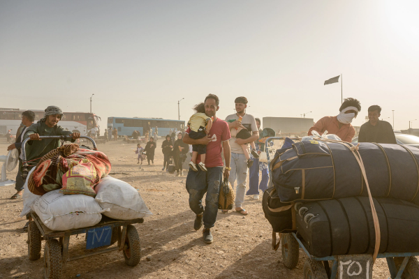 "العفو الدولية": طهران ترحّل الأفغان قسريا بملابسهم