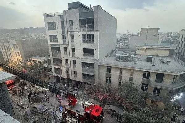 "رويترز": مئات الأميركيين غادروا إيران عبر الحدود البرية وبعضهم تعرض للاعتقالات