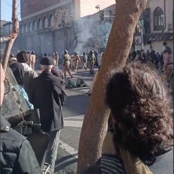 مقامهای حکومت همزمان با ادامه اعتراضات برخی استانها را تعطیل کردند