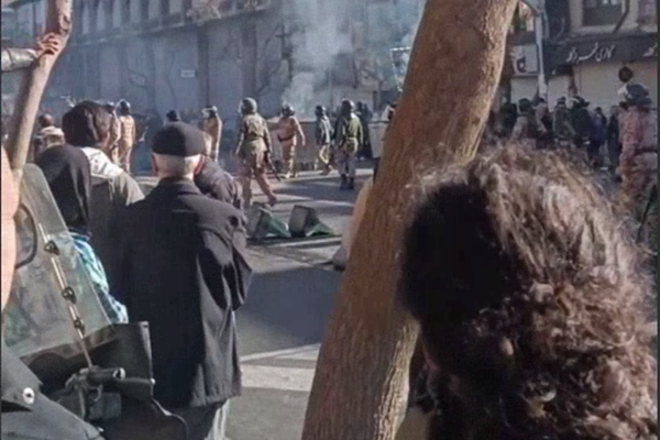 روزنامه حکومتی فرهیختگان: نیروی انتظامی عاقلانه و غیرعصبی با اعتراضات برخورد کرده