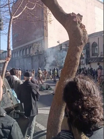 سلطات النظام تقوم بإغلاق بعض المحافظات الإيرانية خشية توسع الاحتجاجات