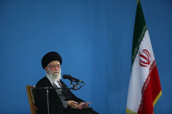 خامنهای اولین بار در دیماه ۱۳۹۳ نسبت به علاقه نسل جدید به پهلوی هشدار داد و آن را تلاش تبلیغاتی دشمن برای «بزک پهلوی» نامید