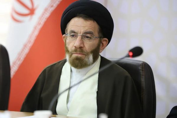 ممثل خامنئي: رفع عَلم إيران والهتاف بـ "الفارسية" ضد الهيمنة في أوروبا من "بركات الحوزة"