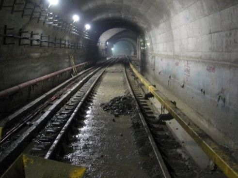 بخشی از سقف تونل در حال احداث مترو کرمانشاه فروریخت