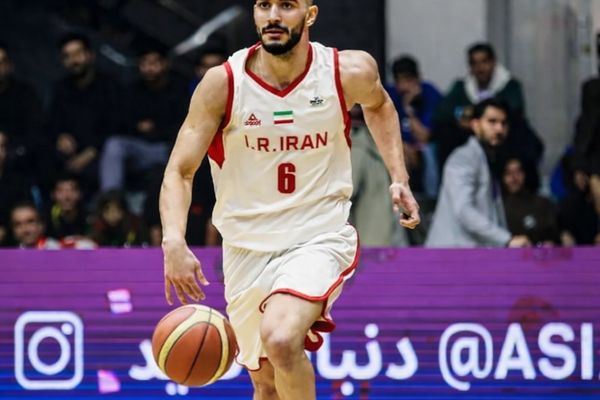 لاعب كرة السلة الإيراني، محمد أميني، ينسحب من المنتخب الوطني احتجاجًا على جرائم النظام