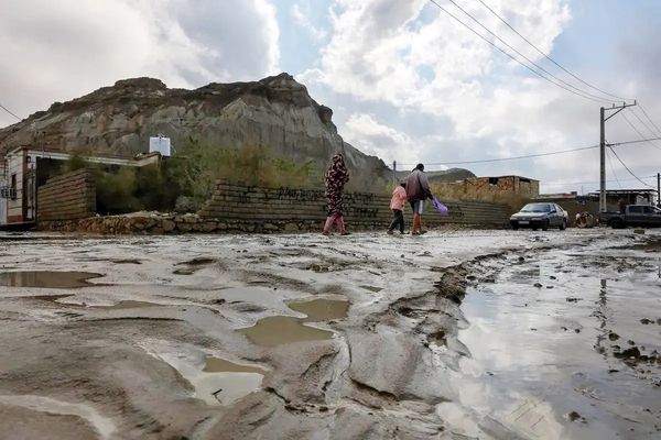 خسائر بشرية ومادية فادحة وتدمير 1200 هكتار.. السيول تحصد الأخضر واليابس في جنوب إيران
