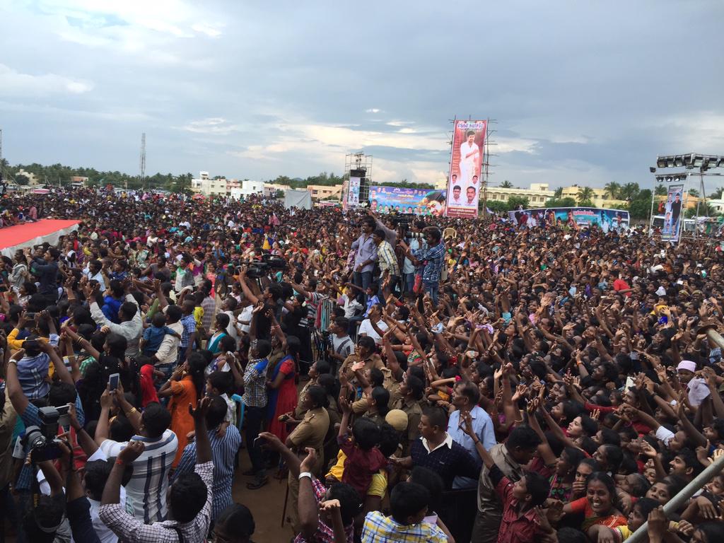 دست‌کم ۳۹ نفر در پی ازدحام جمعیت در گردهمایی انتخاباتی ویجی، بازیگر هندی، جان باختند