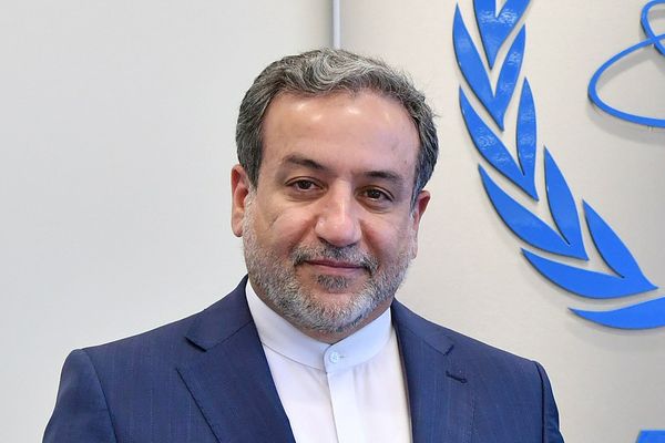 سازمان اتحاد علیه ایران هستهای: دعوت عراقچی به مجمع جهانی اقتصاد را لغو کنید