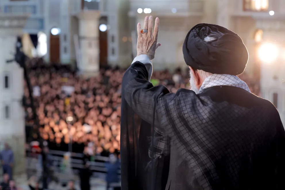 "الغارديان": خامنئي محاصر في زاوية.. ونهاية حكمه المطلق باتت قريبة