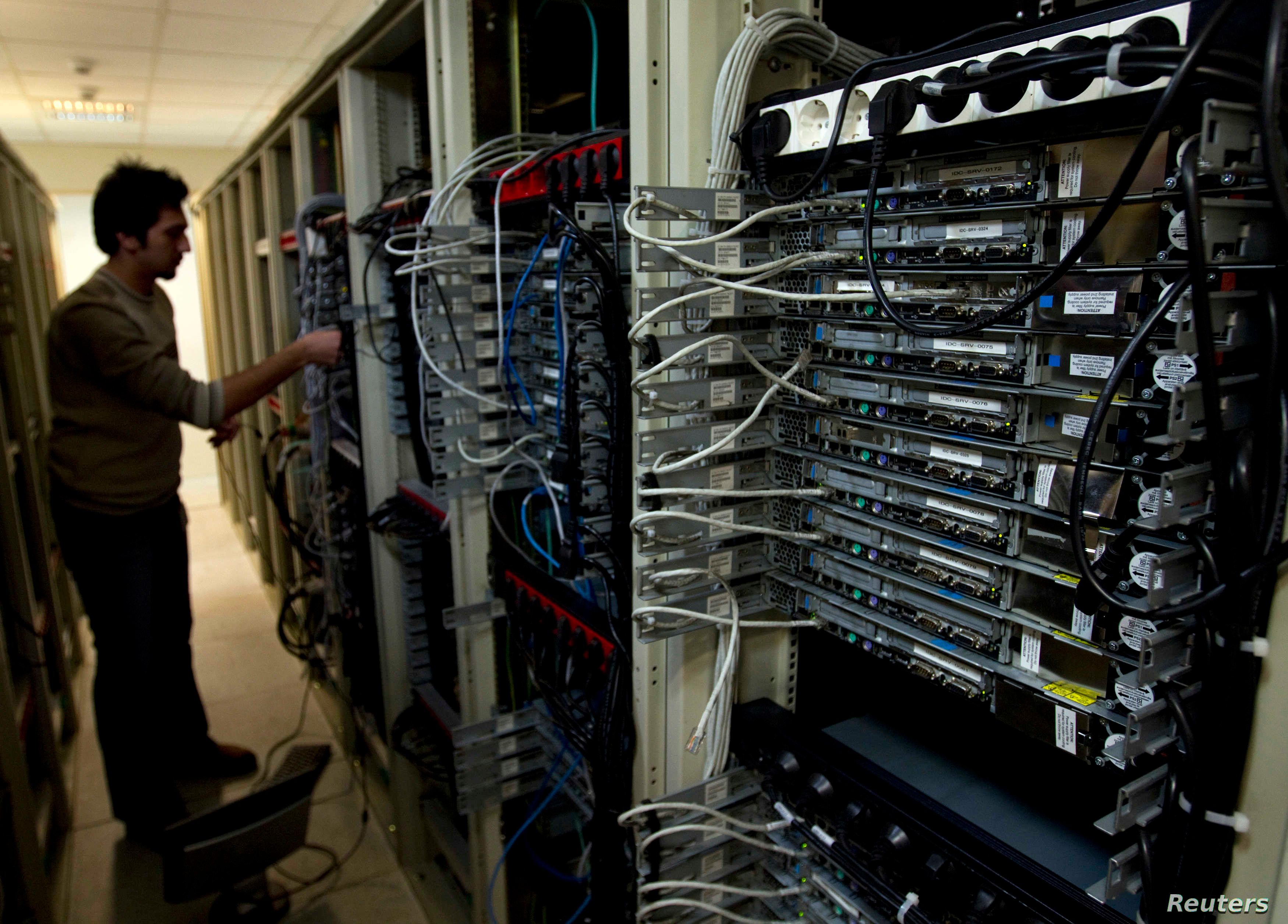 استمرار الغموض حول حجب الإنترنت في إيران بسبب "عجز بزشكيان أمام المتشددين"