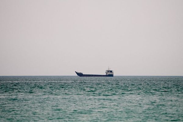 "رويترز": إيران تسعى لتأكيد سيطرتها على مضيق هرمز وفرض رسوم على السفن حتى باستخدام القوة