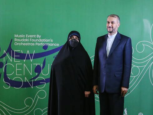 حسین امیرعبداللهیان سال ۱۳۷۳، با خواهر زن یکی از بچه بسیجیهایی که برای محلهشان درمانگاه ساخته بود ازدواج کرد