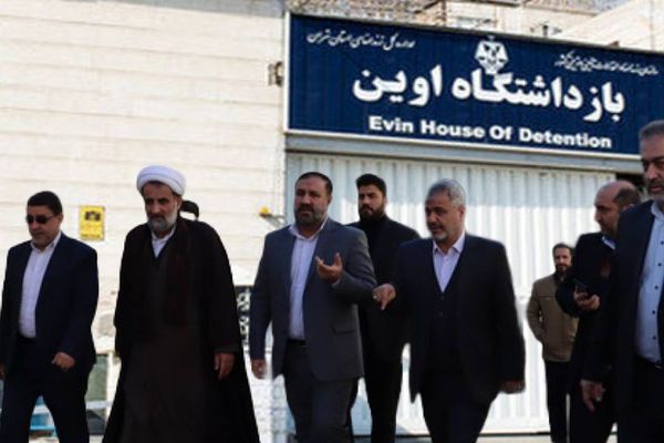 Female Political Prisoners Denounce Iran Officials During Visit