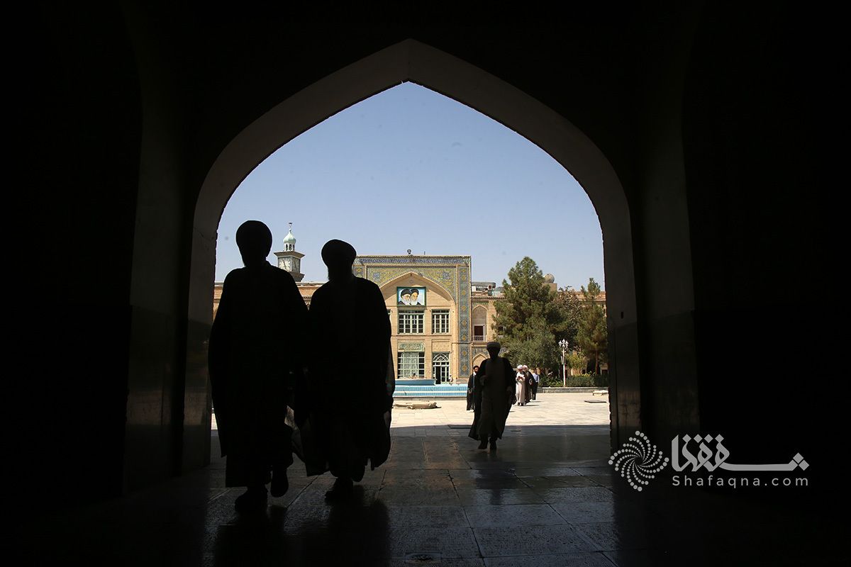 الحرس الثوري: اعتقال متهمين بإحراق حوزة دينية ومقارّ للباسیج ومساجد في طهران