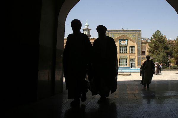 الحرس الثوري: اعتقال متهمين بإحراق حوزة دينية ومقارّ للباسیج ومساجد في طهران