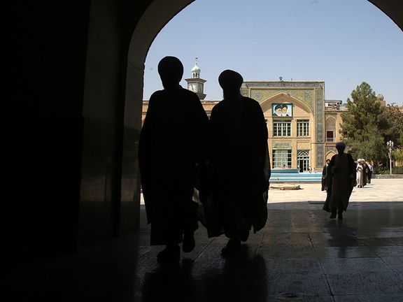 الحرس الثوري: اعتقال متهمين بإحراق حوزة دينية ومقارّ للباسیج ومساجد في طهران