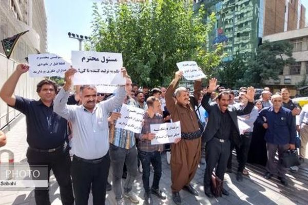 Iranian Poultry Farmers Protest Lack of Animal Feed