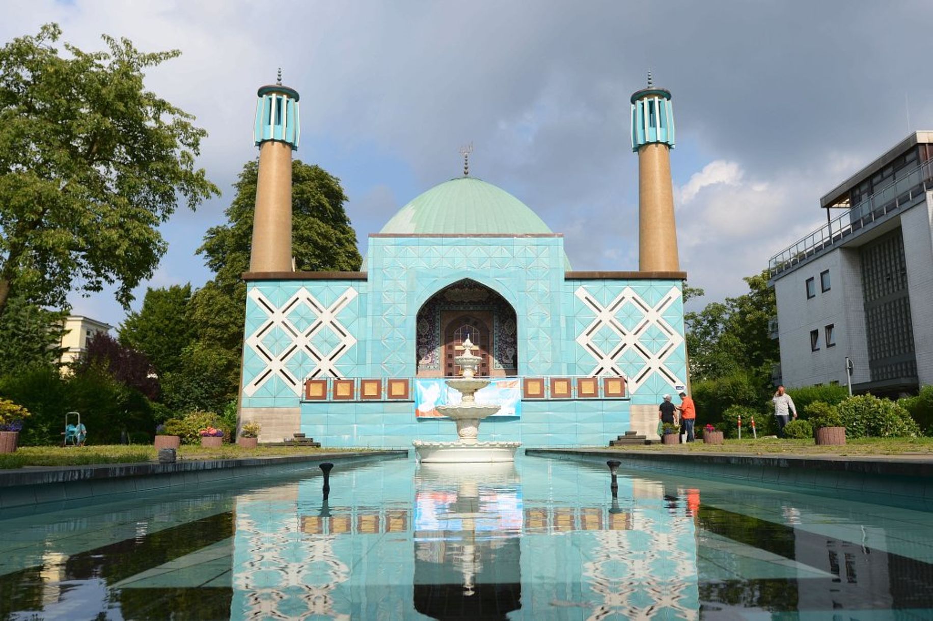 بعد اتهامه بنشر أيديولوجية النظام.. ألمانيا تحظر مركزًا إسلاميًا مدعومًا من إيران