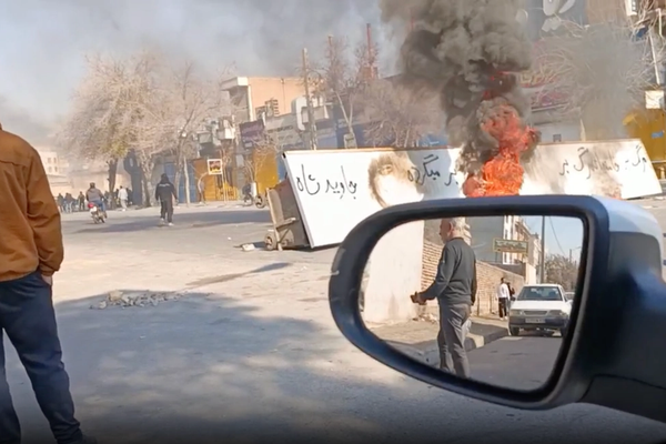 "لوس أنجلوس تايمز": النظام الإيراني في حالة تأهب وقلق متزايد من احتمال التدخل الخارجي