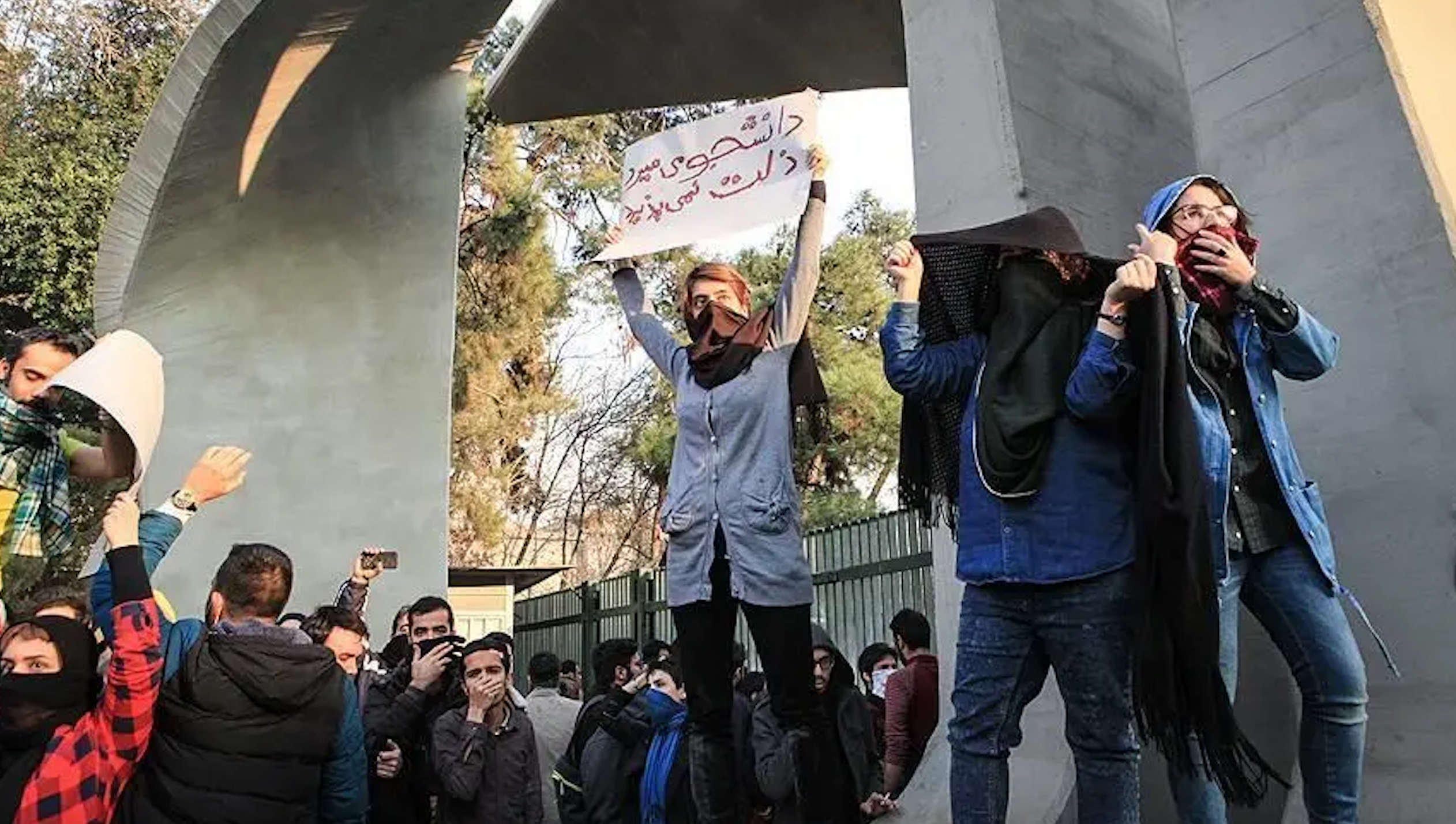 در آستانه سالگرد خیزش انقلابی، دست‌کم ۱۰ استاد دانشگاه در تهران اخراج، تعلیق و حذف شدند