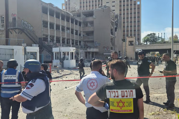 هجوم صاروخي إيراني على إسرائيل يخلف عددا من الجرحى