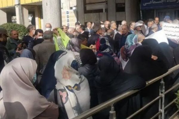 تجمعات للمتقاعدين في إيران احتجاجا على سوء الأوضاع المعيشية والإفراج عن المعلمين المسجونين