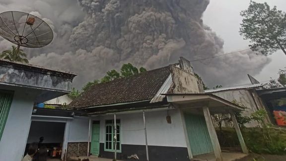 در پی فوران آتشفشان در جزیره جاوای اندونزی دستکم ۱۳ نفر کشته و دهها نفر زخمی شدند