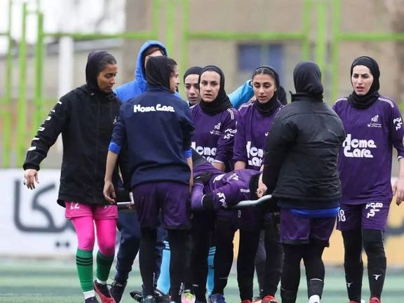 بازیکنان همتیمی مصدوم را خارج کردند؛فاجعه امکانات پزشکی در بالاترین سطح فوتبال زنان ایران