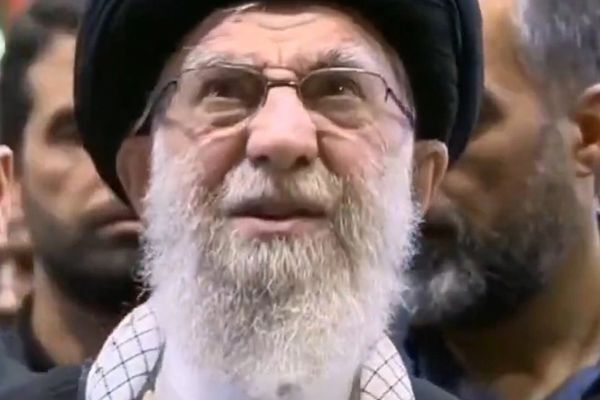 "رويترز": أميركا قد تستهدف قادة ومسؤولين كبارًا وتغيير النظام في هجومها المحتمل على إيران