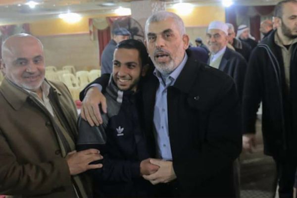 اسرائیل با انتشار تصویر سنوار و خبرنگار الجزیره: «فقط تروریست در جمع تروریستها مینشیند»