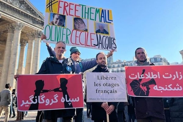 Families of three French prisoners protest their continued detention in Iran