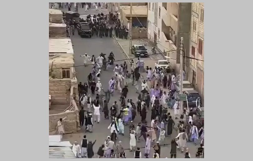 حمله خشونت‌بار نیروهای امنیتی به نمازگزاران زاهدان و بازداشت ده‌ها شهروند بلوچ