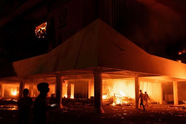 در پی آتش زدن ساختمان پارلمان منطقهای اندونزی بهدست معترضان، سه نفر کشته شدند