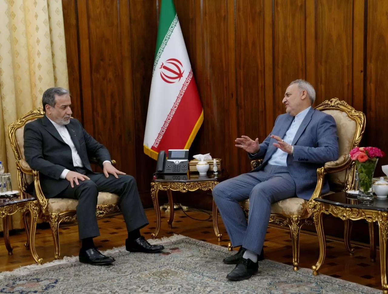 رضا امیری مقدم (نفر سمت راست) به همراه عباس عراقچی وزیر خارجه جمهوری اسلامی