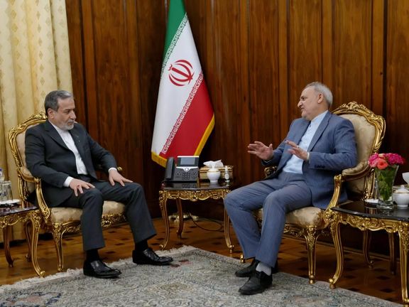 رضا امیری مقدم (نفر سمت راست) به همراه عباس عراقچی وزیر خارجه جمهوری اسلامی