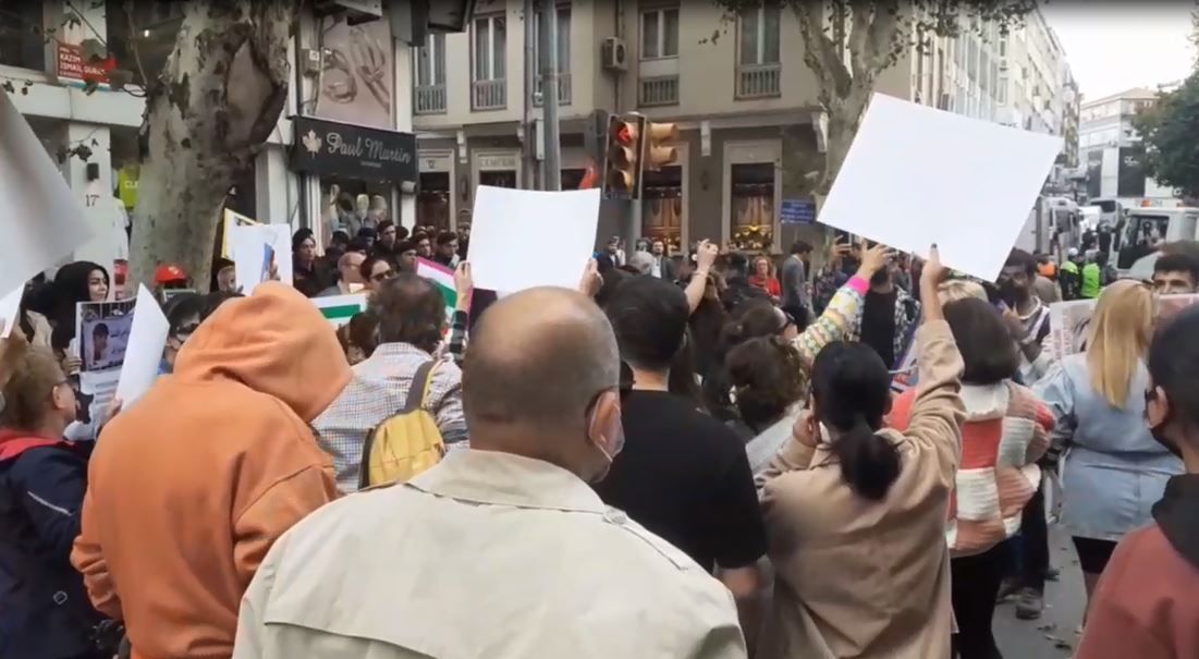 خیزش جهانی علیه جمهوری اسلامی؛ تجمع مقابل کنسولگری ایران در استانبول با وجود هشدار پلیس