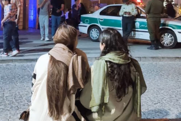 الغارديان: النظام الإيراني يتجنّب تشديد فرض الحجاب خوفًا من اندلاع احتجاجات واسعة