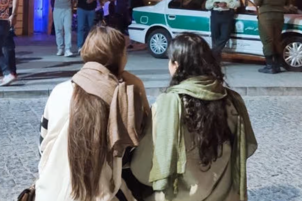 گاردین: نافرمانی مدنی زنان ایران در برابر حجاب اجباری ادامه دارد