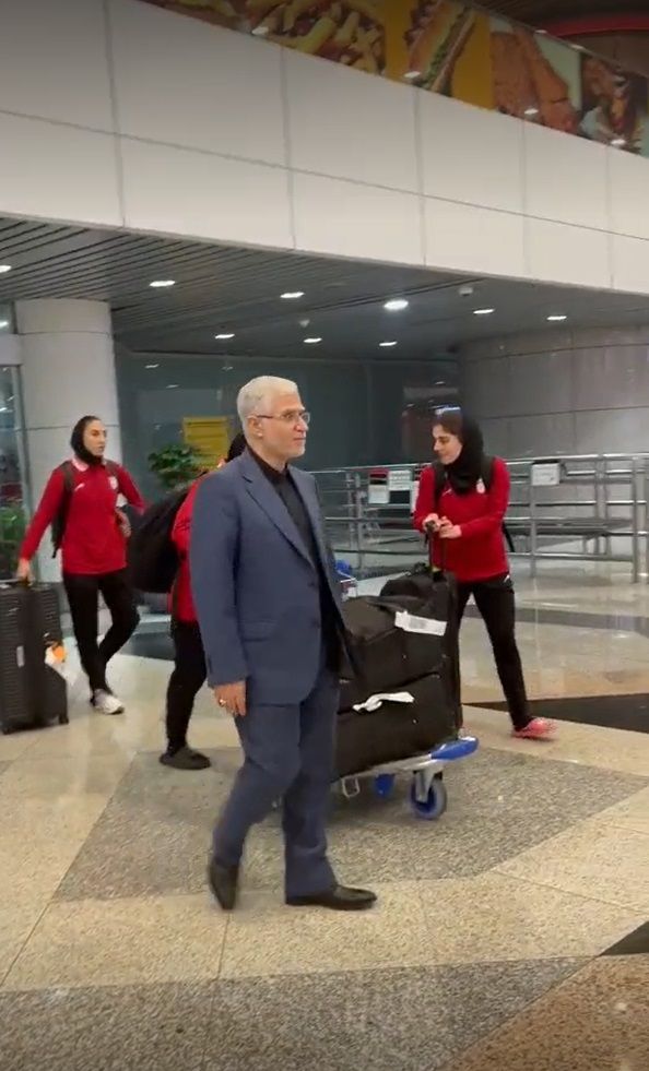 مسئولان تیم فوتبال زنان ایران در کوالالامپور مانع از صحبت ایرانیان با اعضای تیم شدند