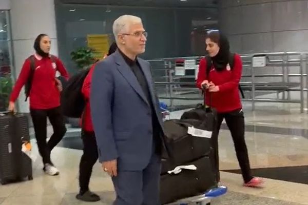 مسئولان تیم فوتبال زنان ایران در کوالالامپور مانع از صحبت ایرانیان با اعضای تیم شدند