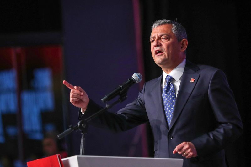 دادگاه ترکیه شکایت برای برکناری اوزگور اوزل، رهبر حزب اپوزیسیون را رد کرد