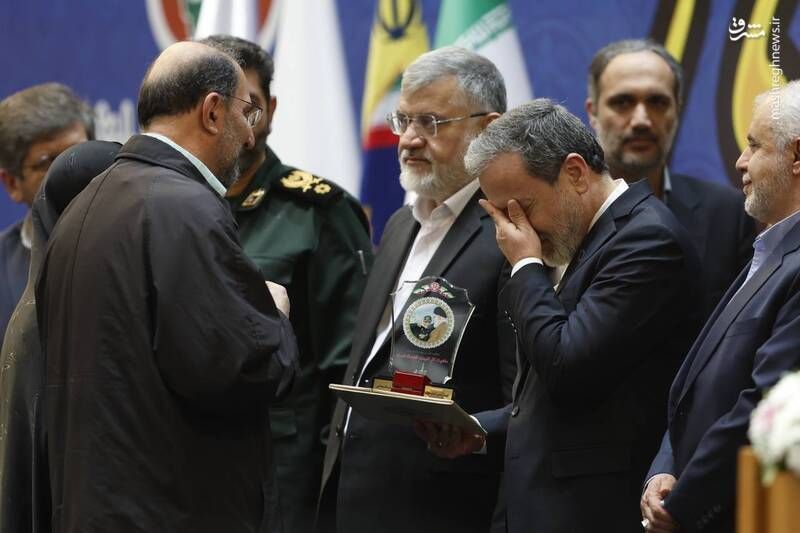 Iran's FM cries after receiving Soleimani's ring as award
