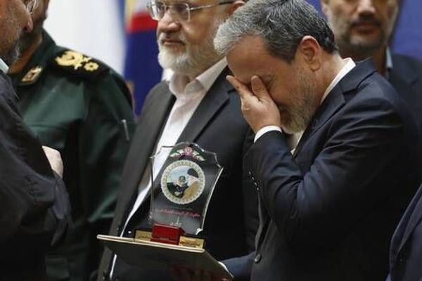 Iran's FM cries after receiving Soleimani's ring as award