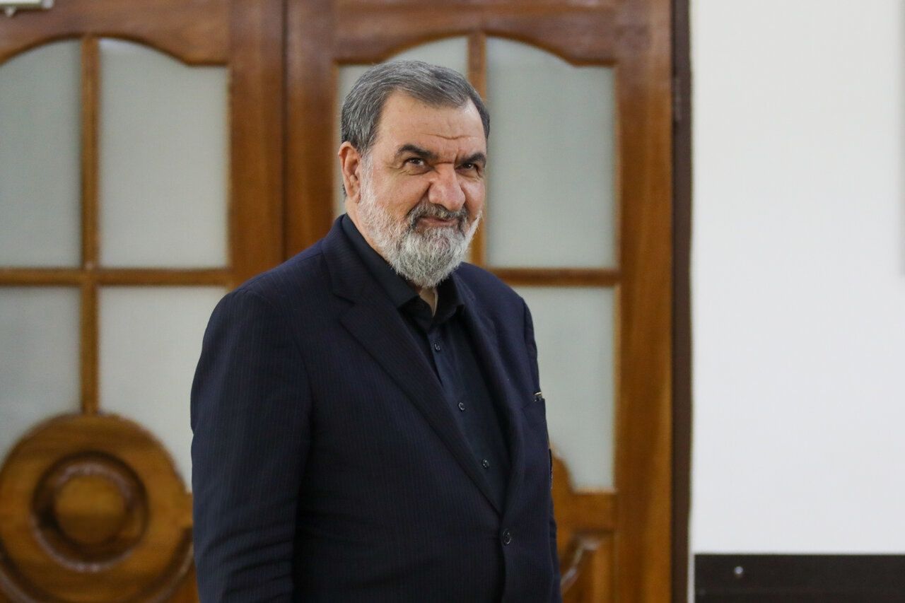 محسن رضایی: مجتبی خامنه‌ای خانواده‌اش را از دست داد اما با شجاعت در این جنگ حاضر شد