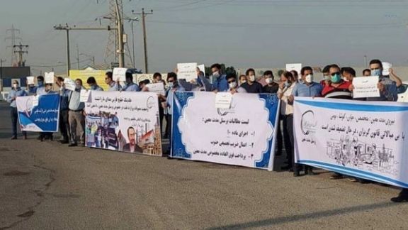 شماری از کارکنان هلدینگ خلیج فارس در ماهشهر تجمع اعتراضی برگزار کردند