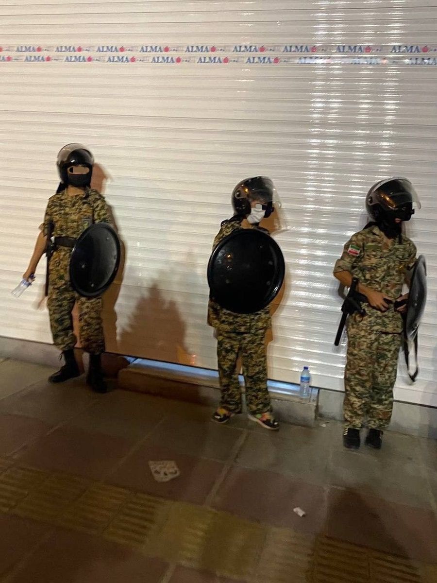 رغم الحظر الدولي.. إيران تفرض تدريبات عسكرية على تلاميذ المدارس 