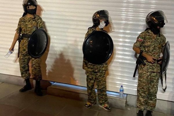 رغم الحظر الدولي.. إيران تفرض تدريبات عسكرية على تلاميذ المدارس